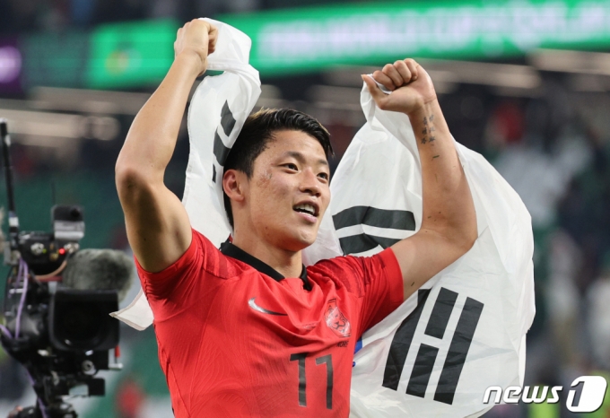 지난해 12월 '2022 FIFA 카타르 월드컵'에서 포르투갈을 2대 1로 꺾은 뒤 대한민국 축구 국가대표 황희찬이 한국 응원단을 향해 인사하고 있는 모습. /사진=뉴스1