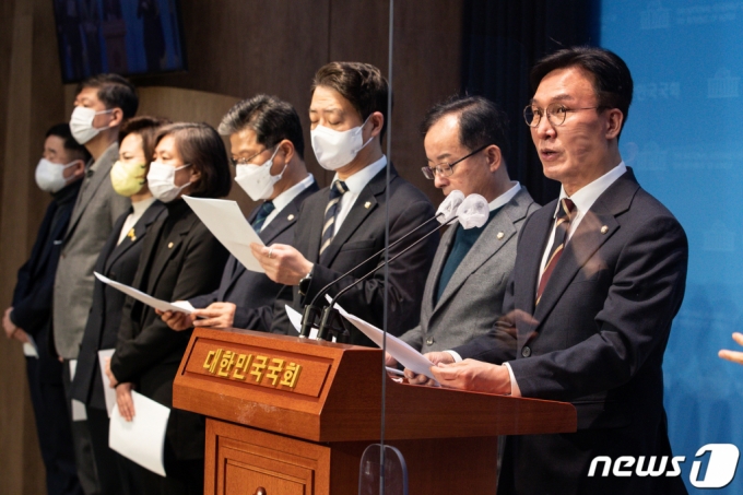  김민석 더불어민주당 의원을 비롯한 야당 교육위원들이 4일 서울 여의도 국회 소통관에서 기자회견을 열고 국가교육과정(사회) 내 5·18 민주화운동 삭제를 규탄하고 개정 교육과정에 즉각 반영을 촉구하고 있다./뉴스1