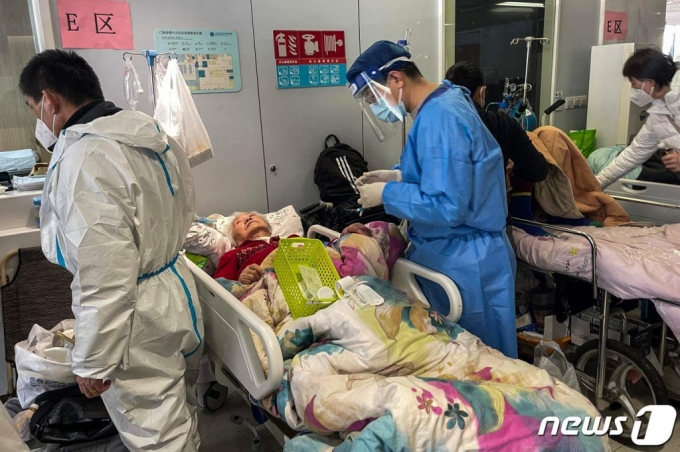 (상하이 AFP=뉴스1) 우동명 기자 = 3일(현지시간) 코로나19 확산 속 중국 상하이 통렌 병원에서 응급 환자가 의료진의 치료를 받고 있다. ⓒ AFP=뉴스1 Copyright (C) 뉴스1. All rights reserved. 무단 전재 및 재배포 금지.