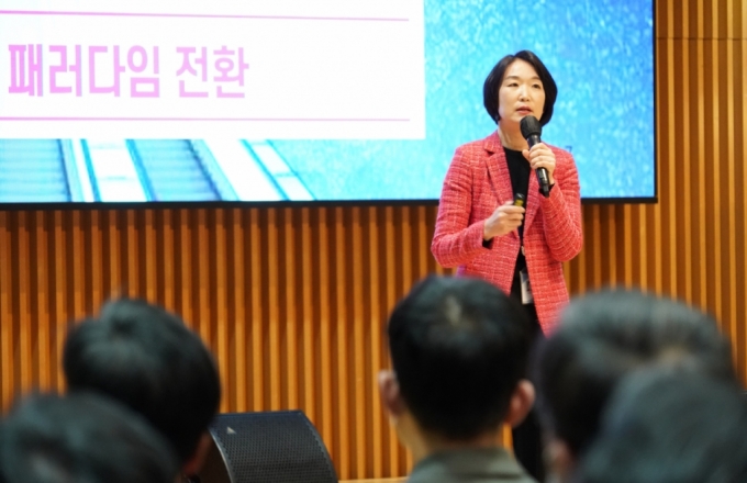 이지현 서울시 비전전략수석이 4일 서울 중구 서울시청에서 열린 '2023 신년 직원조례'에서 창의행정을 위한 정책 아이디어로 '지하철역사 혁신프로젝트'를 발표하고 있다./사진제공=서울시