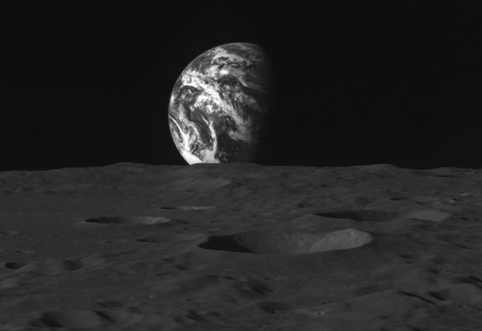 한국항공우주연구원은 3일 달 궤도선(KPLO) 다누리가 촬영한 고해상도 달 표면과 지구 사진을 공개했다. 다누리가 지난해 28일 달 상공 124㎞에서 고해상도카메라(LUTI)를 활용해 촬영한 사진이다. 사진 속에는 달 표면의 크레이터(Crater·분화구)와 지구의 모습이 선명하게 담겼다. 다누리는 심(深)우주 탐사를 열어갈 한국 최초 우주 탐사선으로, 내달부터 1년간 달 궤도를 하루에 12바퀴 돌며 각종 과학임무를 수행한다. / 사진제공=한국항공우주연구원
