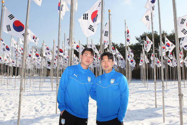 창원시청에서 천안시티FC에 입단한 김주헌(왼쪽)과 오윤석. /사진=천안시티FC