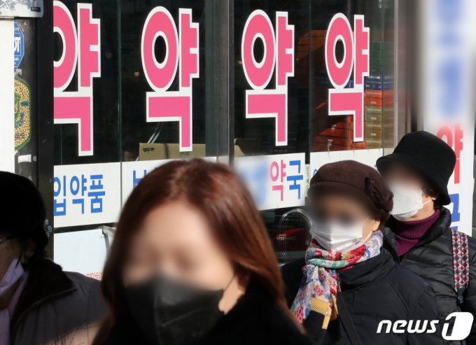 (서울=뉴스1) 이동해 기자 = 정부는 중국 내 코로나19 환자 급증 영향으로 국내에서도 감기약 사재기 우려가 커지면서 대책 마련에 나섰으며, 이번 주 초 초 공중보건위기대응위원회를 열어 감기약 판매 수량 제한 등을 논의할 예정이다. 사진은 2일 오후 서울 중구의 한 약국의 모습. 2022.1.2/뉴스1 Copyright (C) 뉴스1. All rights reserved. 무단 전재 및 재배포 금지.
