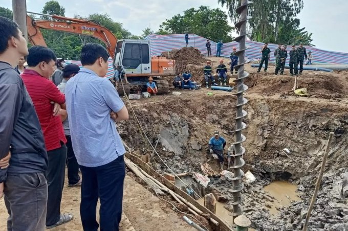 지난달 31일 베트남 남부 동탑성 857 지방도로 부근 다리 공사 현장에서 고철을 줍던 10세 소년이 깊이 35m 콘크리트 기둥 안으로 떨어졌지는 사고가 발생해 당국이 구조 작업을 벌이고 있다. /AFP=뉴스1