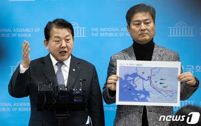 대통령실 김병주 역공에 '北 내통설'까지…일각선 역풍 우려도 - 머니투데이 대통령실 김병주 역공에 '北 내통설'까지…일각선 역풍 우려도 - 머니투데이