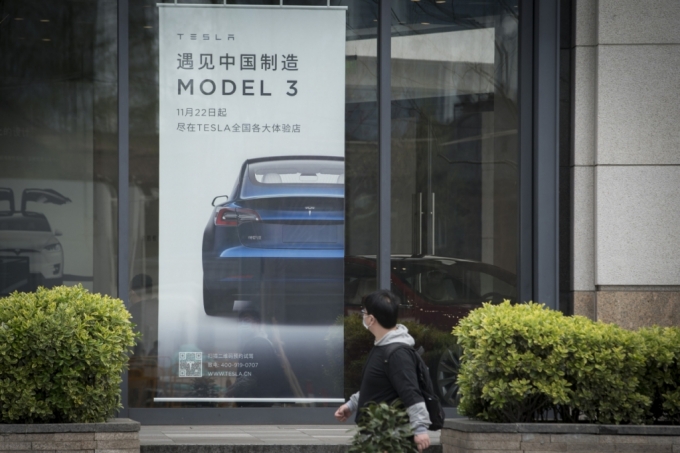중국 상하이에 위치한 테슬라 매장의 모델 3 광고 /사진=블룸버그