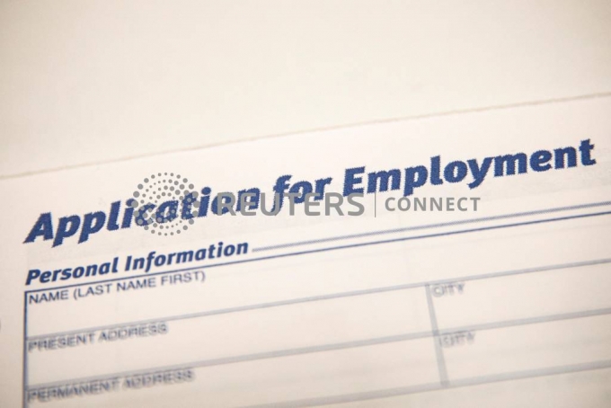 An employment application form is displayed during a restaurant job career fair organized by the industry group High Road Restaurants in New York City, U.S., May 13, 2021. REUTERS/Brendan McDermid/사진=로이터=뉴스1