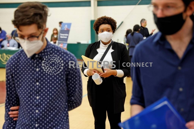 Britni Mann waits to speak with potential employers during a job fair at Hembree Park in Roswell, Georgia, U.S. May 13, 2021. REUTERS/Chris Aluka Berry/사진=로이터=뉴스1