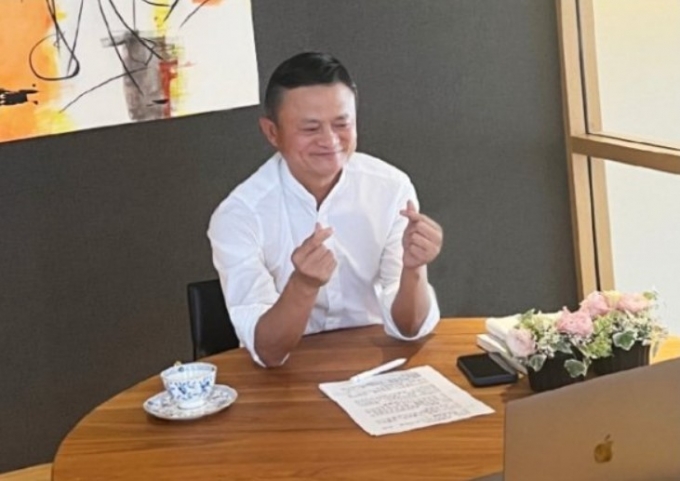 지난해 12월 30일 마윈공익재단은 웨이보에 마윈이 &#039;농촌 교사들과의 만남&#039;에 참석해 노트북 앞에서 &#039;손하트&#039; 표시를 하고 웃는 사진을 올렸다. /사진=마윈공익재단 웨이보