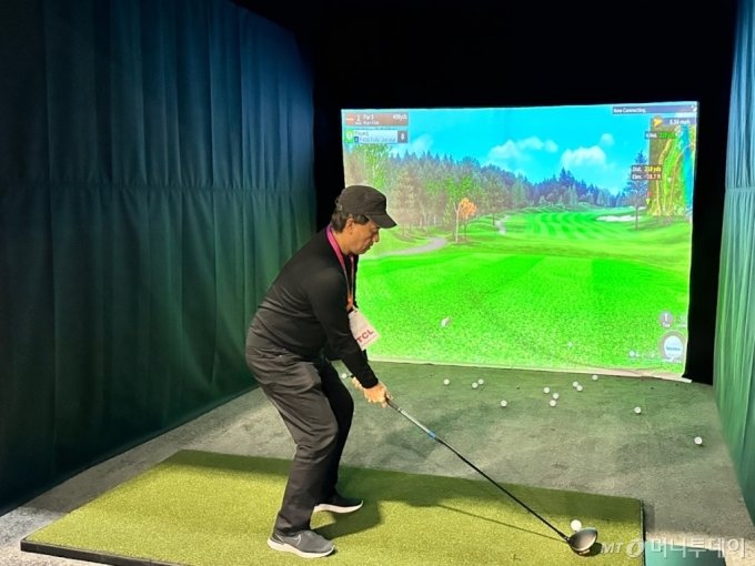 골프존 부스에서 스크린 골프를 체험하는 외국인 /사진=김도현 기자