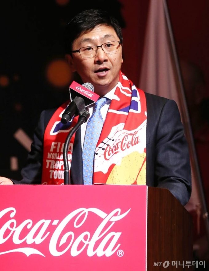 2014년 FIFA 진품 월드컵 트로피 공개행사에서 인사말을 하는 한국코카콜라 시절의 이창엽 대표. /사진=홍봉진기자 honggga@