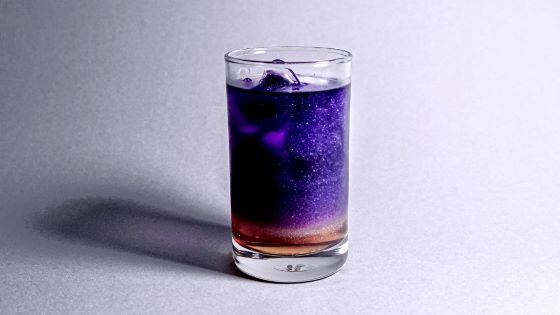 스페이스 오디티, '우주는 무슨 맛일까'라는 의문에서 시작된, 알디프의 시그니처 블렌딩 티다. 우주에서는 공기가 없어 냄새를 맡을 수 없는데, 우주에 포름산에틸이라는 물질이 지구의 파인애플, 라즈베리의 방향성 물질과 같다는 정보에 '그렇다면 우주에서는 사실 라즈베리의 향이 나는 게 아닐까?' 하고 생각했다는 이야기를 보고 보랏빛을 띄는 천연 허브에 파인애플과 라즈베리의 향, 그리고 심신의 안정을 돕는 허브를 블렌딩해 우주의 빛과 향을 띄도록 만들었다. 2022년 세계 미각 대회 (Superior Taste Award) 3스타 (최고점) 수상작/사진=알디프