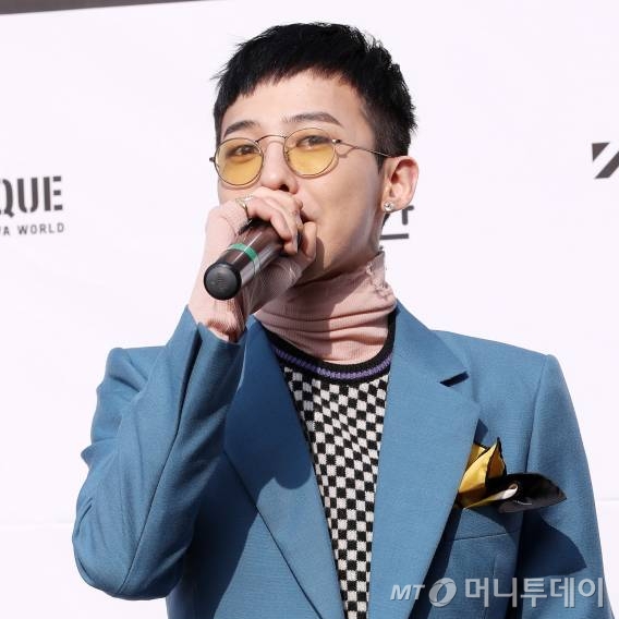 GD, 재벌집 외손녀와 콘서트 동행?…'스마일 타투' 중국발 열애설은 - 머니투데이 Gd, 재벌집 외손녀와 콘서트 동행?…'스마일 타투' 중국발 열애설은 - 머니투데이