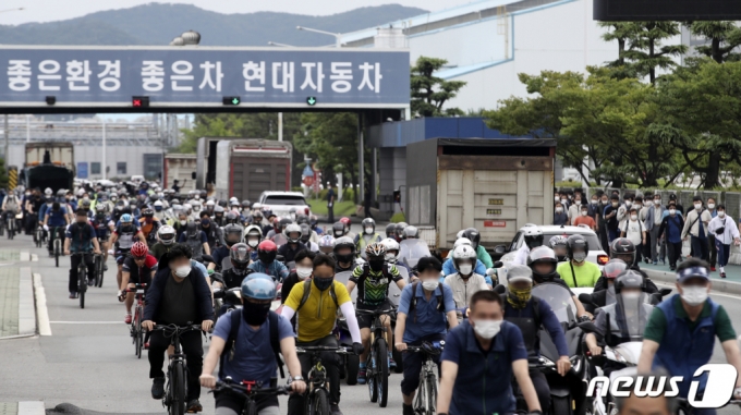 (울산=뉴스1) 윤일지 기자 = 현대자동차 울산공장 명촌정문에서 1조 근로자들이 퇴근을 하고 있다 . 2021.7.8/뉴스1  