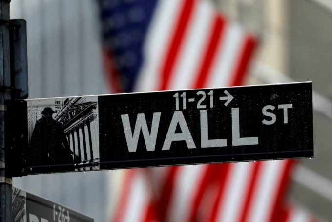 Raindrops hang on a sign for Wall Street outside the New York Stock Exchange in Manhattan in New York City, New York, U.S., October 26, 2020. REUTERS/Mike Segar/File Photo/사진=로이터=뉴스1