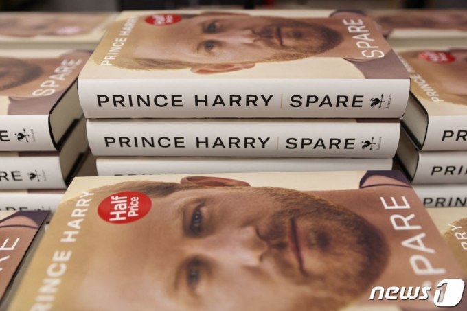 (런던 AFP=뉴스1) 김성식 기자 = 공식 출간을 하루 앞둔 9일(현지시간) 영국 해리 왕자의 자서전 '스페어(Spare)'가 영국 런던의 한 서점에 전시된 모습이다. 왕실에 대한 폭로와 해리 왕자의 사생활이 담긴 스페어는 이날 자정부터 판매된다. 2023.1.9.   ⓒ AFP=뉴스1  Copyright (C) 뉴스1. All rights reserved. 무단 전재 및 재배포 금지.