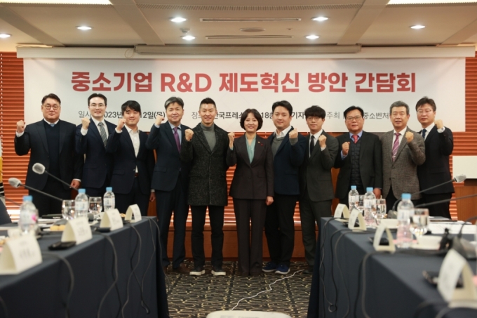 이영 중소벤처기업부 장관(왼쪽에서 6번째)이 12일 서울 중구 한국프레스센터 외신기자클럽에서 열린 '중소기업 R&D 제도혁신 방안 간담회'에서 참석자들과 기념촬영을 하고 있다. /사진제공=중소벤처기업부