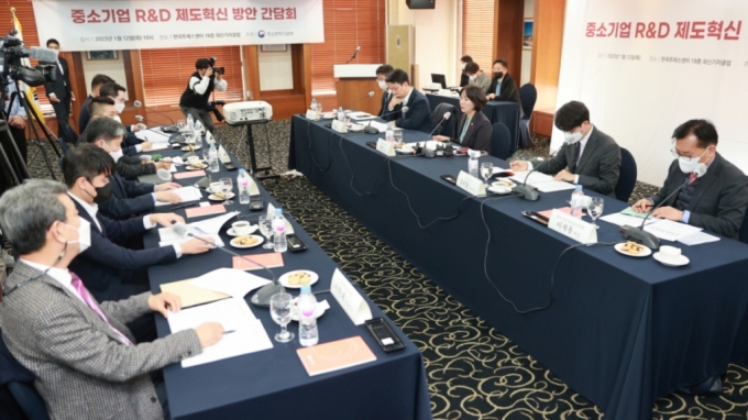 12일 서울 중구 한국프레스센터 외신기자클럽에서 ‘중소기업 R&D 제도혁신 방안 간담회’가 진행되고 있다./사진제공=중소벤처기업부