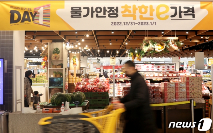 (서울=뉴스1) 권현진 기자 = 30일 서울 노원구 이마트 월계점을 찾은 고객들이 매장을 둘러보고 있다. 이마트는 올해의 마지막 날(12월 31일)과 내년 첫날(1월 1일)에 계란, 한우, 두부를 비롯한 요 먹거리와 물티슈, 치약 등 생필품을 최대 50%를 할인하는 'DAY1' 행사를 연다. 2022.12.30/뉴스1 Copyright (C) 뉴스1. All rights reserved. 무단 전재 및 재배포 금지.