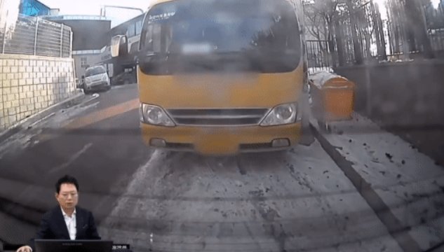 내리막길에 주차하던 버스가 눈길에 미끄러져 앞에 주차돼 있던 차량과 충돌한 사고. 버스 측 보험사가 앞차 과실을 주장해 논란이 일었다. / 사진=유튜브 채널 '한문철TV' 캡처