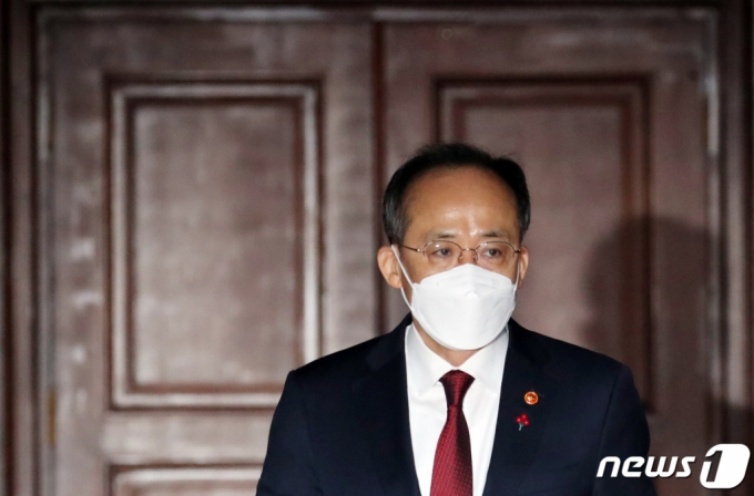 (서울=뉴스1) 김명섭 기자 = 추경호 경제부총리 겸 기획재정부 장관이 12일 오전 서울 종로구 세종대로 정부서울청사에서 열린 비상경제장관회의에 참석하고 있다. 2023.1.12/뉴스1 Copyright (C) 뉴스1. All rights reserved. 무단 전재 및 재배포 금지.