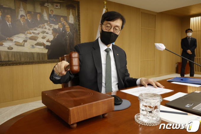 (서울=뉴스1) 사진공동취재단 = 이창용 한국은행 총재가 13일 오전 서울 중구 한국은행에서 열린 2023년 첫 금융통화위원회 회의에서 의사봉을 두드리고 있다. 2023.1.13/뉴스1 Copyright (C) 뉴스1. All rights reserved. 무단 전재 및 재배포 금지.