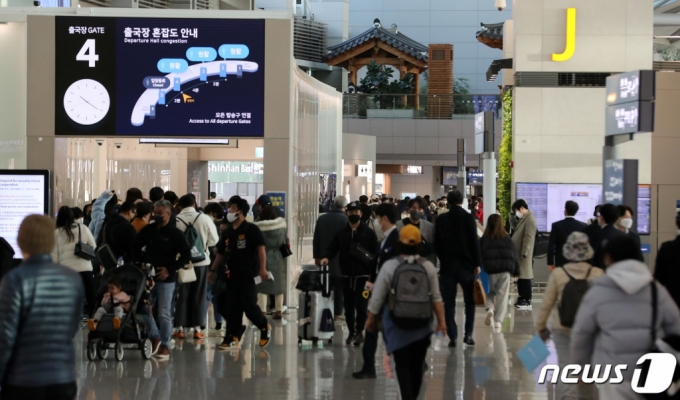 (인천공항=뉴스1) 이동해 기자 = 인천공항을 찾는 이용객 수가 3년 만에 반등을 이룬 8일 인천국제공항 제1여객터미널 출국장이 붐비고 있다. 이날 인천국제공항공사에 따르면 지난해 인천공항 연간 이용객은 1천786만9천759명으로, 코로나19 유행 후 최저치를 찍은 2021년(319만8천909명) 대비 460% 증가했다. 2023.1.8/뉴스1 Copyright (C) 뉴스1. All rights reserved. 무단 전재 및 재배포 금지.