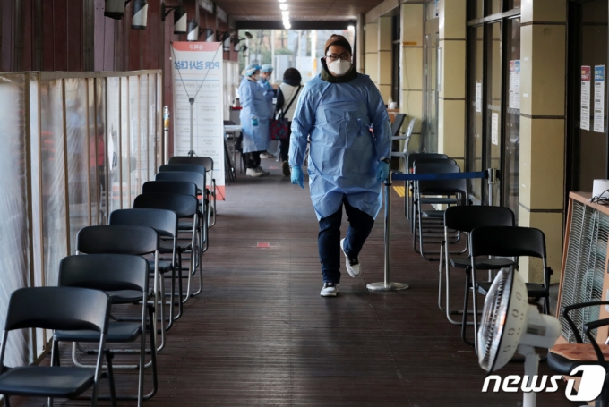 (서울=뉴스1) 박세연 기자 = 10일 오전 서울 송파구보건소에 마련된 신종 코로나바이러스 감염증(코로나19) 선별진료소에서 의료진 업무를 보고 있다. 중앙방역대책본부는 이날 0시 기준 신종코로나바이러스 감염증(코로나19) 신규 확진자가 6만 41명 늘었다고 밝혔다. 2023.1.10/뉴스1 Copyright (C) 뉴스1. All rights reserved. 무단 전재 및 재배포 금지.