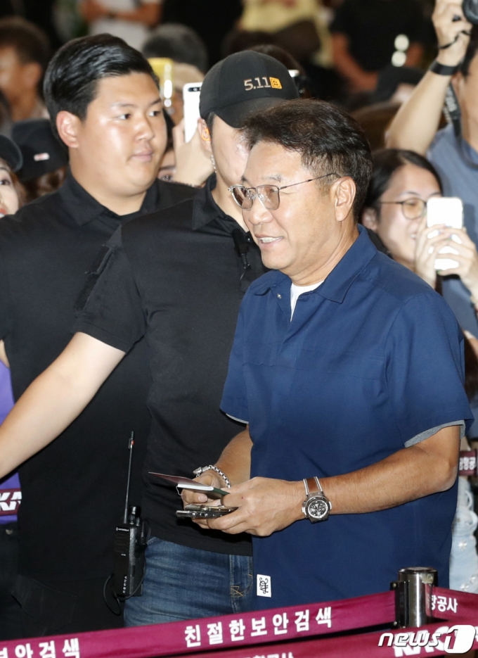 (김포공항=뉴스1) 권현진 기자 = 이수만 SM엔터테인먼트 프로듀서가 ‘SM타운 라이브 2019 인 도쿄’ 참석차 2일 오후 김포국제공항을 통해 일본으로 출국하고 있다. 2019.8.2/뉴스1