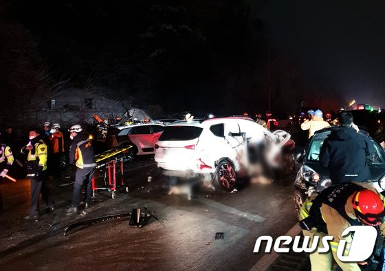 15일 오후 9시11분쯤 경기 포천시 구리포천고속도로에서 ‘도로위 살얼음’ 현상으로 차량 수십대가 연쇄 추돌하는 사고가 났다.  이 사고로 1명이 사망하고 30여명 다친 것으로 조사됐다. 소방당국이 구급대응 1단계를 발령한 가운데 구급대원들이 사고를 수습하고 있다. /사진=뉴스1(경기도북부소방재난본부 제공)