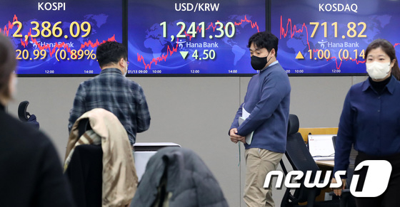 13일 서울 중구 하나은행 명동점 딜링룸 모습/사진=뉴스1