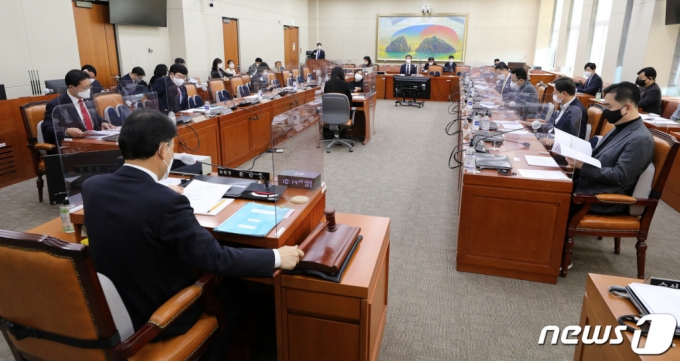 (서울=뉴스1) 이동해 기자 = 28일 오전 서울 여의도 국회 정무위원회에서 법안심사 제2소위원회가 열리고 있다. 2022.12.28/뉴스1 Copyright (C) 뉴스1. All rights reserved. 무단 전재 및 재배포 금지.