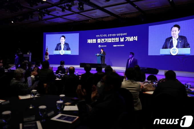 (서울=뉴스1) 오대일 기자 = 윤석열 대통령이 7일 서울 중구 더플라자호텔에서 열린 제8회 중견기업인의 날 기념식에서 격려사를 하고 있다. 윤 대통령은 이 자리에서 “민간이 더욱 적극적으로 투자하고 자유롭게 성장할 수 있도록 규제를 완화하고 펀드 조성 등 다양한 성장 금융 수단도 마련하겠다”고 밝혔다. (대통령실 제공) 2022.11.7/뉴스1 Copyright (C) 뉴스1. All rights reserved. 무단 전재 및 재배포 금지.