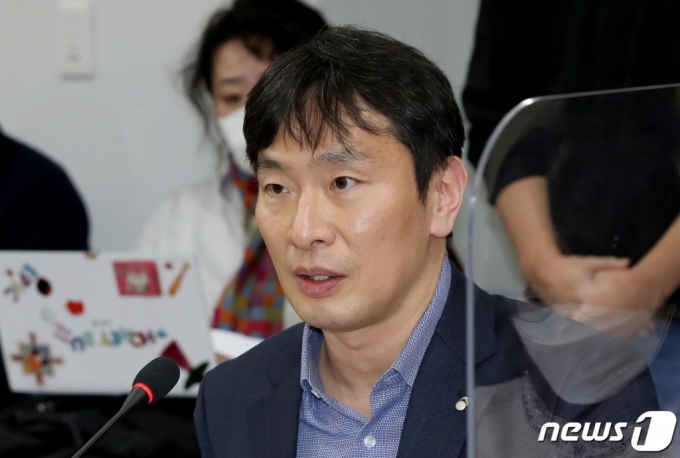 (서울=뉴스1) 장수영 기자 = 이복현 금융감독원장이 16일 서울 마포 프론트원에서 열린 가상자산 관련 금융리스크 점검 토론회에서 인사말을 하고 있다. 2023.1.16/뉴스1 Copyright (C) 뉴스1. All rights reserved. 무단 전재 및 재배포 금지.