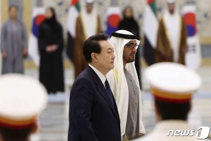 (AFP=1)   =   15 ƶ̸Ʈ(UAE) ƺδٺ ձ ã ϸ޵  ̵  Ͼ ɰ  ȯĿ ϰ ִ   AFP=1  Copyright (C) 1. All rights reserved.     .