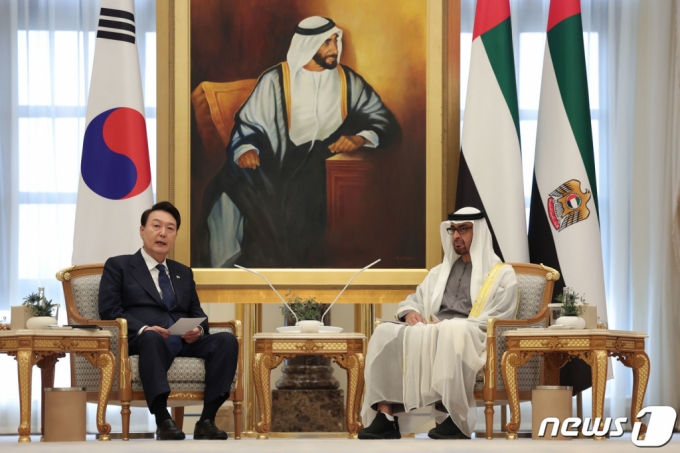 윤석열 대통령이 15일 오전(현지시간) 아랍에미리트(UAE) 아부다비 카사르 알 와탄에서 열린 모하메드 빈 자이드 알 나하얀 UAE 대통령과의 확대회담에서 발언하고 있다. (대통령실 제공) /사진=뉴스1  Copyright (C) 뉴스1. All rights reserved. 무단 전재 및 재배포 금지.