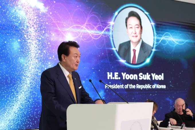 [두바이=뉴시스] 전신 기자 = 아랍에미리트(UAE)를 국빈 방문 중인 윤석열 대통령이 17일(현지시간) 두바이 미래박물관에서 열린 미래비전 두바이 포럼에서 과학기술의 미래비전에 대한 연설을 하고 있다. 2023.01.17.