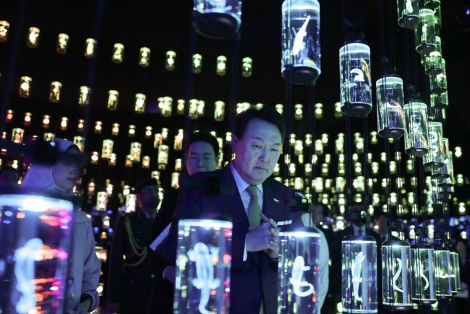 [두바이=뉴시스] 전신 기자 = 아랍에미리트(UAE)를 국빈 방문 중인 윤석열 대통령이 17일(현지시간) 두바이 미래박물관에서 열린 미래비전 두바이 포럼 참석에 앞서 전시관을 둘러보고 있다. 2023.01.17.