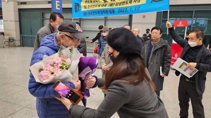 강기동 박사가 지난 17일 오후 인천국제공항을 통해 항공편으로 입국했다. 옛 한국반도체 동료들과 인사를 나누는 모습./사진=오문영 기자 