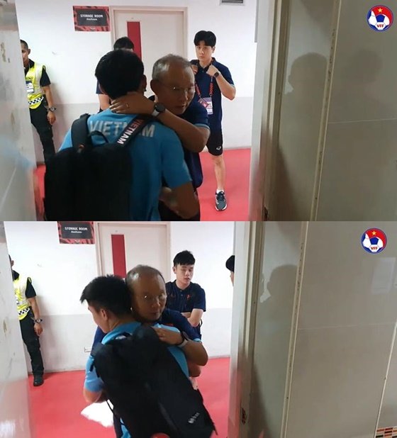 베트남 선수들 한 명씩 꼭 안아주며 작별 인사를 건네는 박항서 감독(오른쪽). /사진=VTC뉴스 영상 캡처