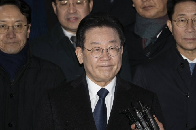 이재명 더불어민주당 대표가 이달 10일 오후 경기 성남시 수원지방검찰청 성남지청에서 '성남 FC 후원금 의혹' 관련 조사를 마치고 청사를 나서고 있다. / 사진제공=뉴시스