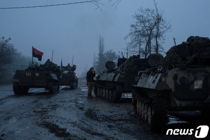 2022년 12월 11일(현지시간) 러시아 군과 대치하고 있는 우크라이나 헤르손의 도로에 장갑차가 줄 지어 있다. /사진=뉴스1