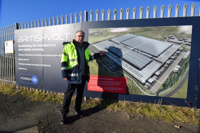 Peter Rolton, executive chairman of electric vehicle battery startup Britishvolt, shows a billboard at the site of the company&#039;s large planned battery plant, in the former industrial town of Blyth, Britain January 27, 2022. REUTERS/Nick Carey/File Photo