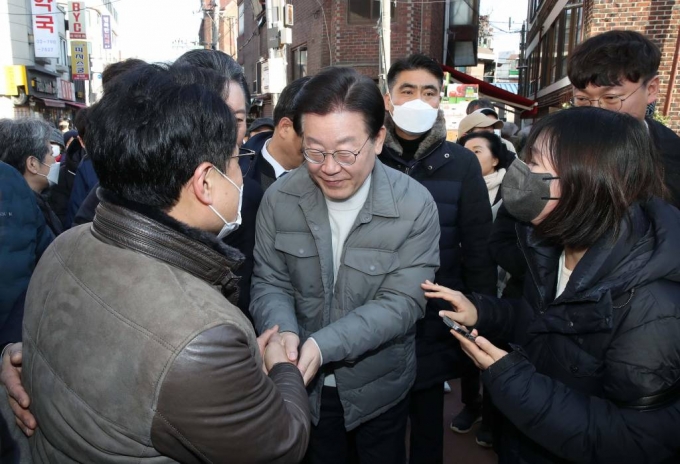 이재명 더불어민주당 대표가 설 명절을 앞두고 18일 오후 서울 마포구 망원시장을 방문해 상인과 인사하고 있다. / 사진제공=뉴시스