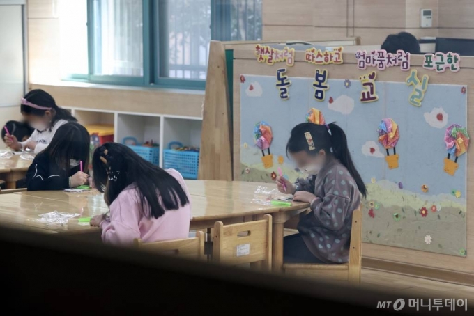 20일 오전 서울 마포구 동교초등학교에 마련된 돌봄교실에서 아이들이 수업에 열중하고 있다. /사진=김창현 기자 chmt@