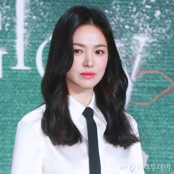 배우 송혜교가 지난해 12월20일 서울 JW 메리어트 동대문 호텔에서 진행된 넷플릭스 오리지널 시리즈 '더 글로리' 제작발표회에 참석해 포즈를 취하고 있다. /사진=이동훈 기자 photoguy@