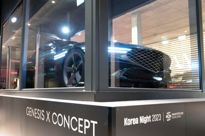 현대차그룹은 18일(현지시간) '한국의 밤' 행사가 열린 스위스 다보스 아메론호텔에 부산세계박람회 로고가 적용된 투명 컨테이너를 설치하고 그 안에 콘셉트카 '제네시스 엑스(Genesis X)'를 전시, 2030 세계박람회 후보지 부산 알리기를 진행했다.