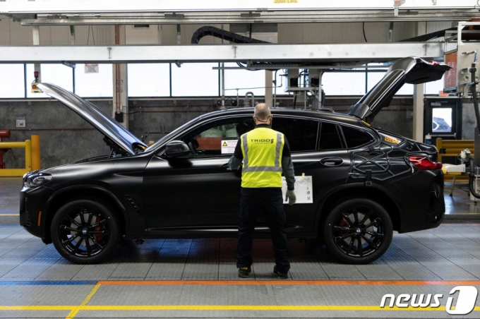 미국 사우스캐롤라이나주(州) 그리어에 위치한 BMW 제조공장. BMW는 미국에 전기자동차, 배터리 생산시설에 총 17억달러를 투자할 계획이다. ⓒ 로이터=뉴스1 Copyright (C) 뉴스1. All rights reserved. 무단 전재 및 재배포 금지.