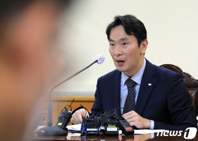 (서울=뉴스1) 구윤성 기자 = 이복현 금융감독원장이 18일 오전 서울 중구 은행회관에서 열린 은행장들과의 간담회에서 모두발언을 하고 있다. 2023.1.18/뉴스1 Copyright (C) 뉴스1. All rights reserved. 무단 전재 및 재배포 금지.