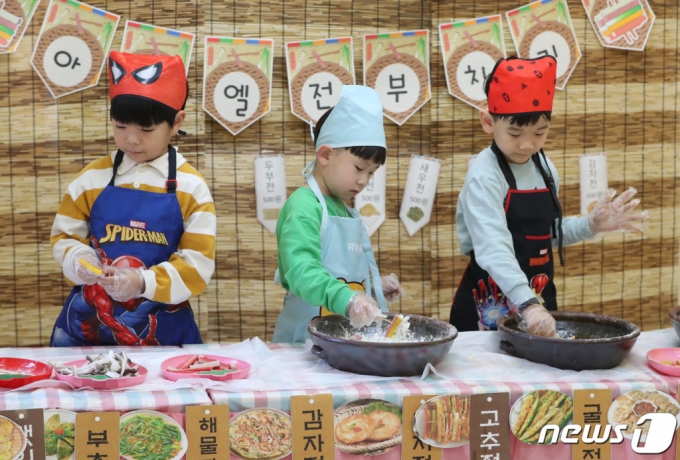 (용인=뉴스1) 김영운 기자 = 설 명절을 앞둔 18일 오후 경기 용인시 기흥구 아이엘어린이집에서 아이들이 전을 직접 만들고 있다. 2023.1.18/뉴스1 Copyright (C) 뉴스1. All rights reserved. 무단 전재 및 재배포 금지.